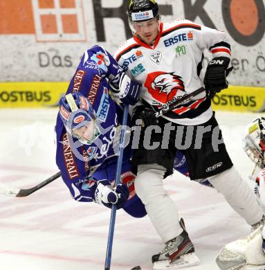 EBEL. Eishockey Bundesliga. EC Rekord Fenster VSV gegen HC Orli Znojmo.  Shayne Toporowski,  (VSV), Martin Planek (Znojmo). Villach, am 16.11.2011.
Foto: Kuess 


---
pressefotos, pressefotografie, kuess, qs, qspictures, sport, bild, bilder, bilddatenbank