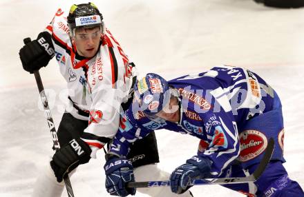 EBEL. Eishockey Bundesliga. EC Rekord Fenster VSV gegen HC Orli Znojmo.  Roland Kaspitz, (VSV), Martin Podesva (Znojmo). Villach, am 16.11.2011.
Foto: Kuess 


---
pressefotos, pressefotografie, kuess, qs, qspictures, sport, bild, bilder, bilddatenbank