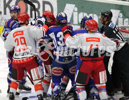 EBEL. Eishockey Bundesliga. EC Rekord Fenster VSV gegen HK Acroni Jesenice. Rauferei . Villach, am 18.11.2011.
Foto: Kuess 


---
pressefotos, pressefotografie, kuess, qs, qspictures, sport, bild, bilder, bilddatenbank