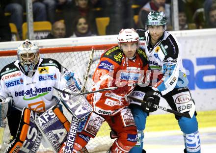 EBEL. Eishockey Bundesliga. KAC gegen EHC LIWEST Linz. Dieter Kalt,  (KAC), Alex Westlund, Adrian Veideman (Linz). Klagenfurt, am 18.11.2011.
Foto: Kuess

---
pressefotos, pressefotografie, kuess, qs, qspictures, sport, bild, bilder, bilddatenbank