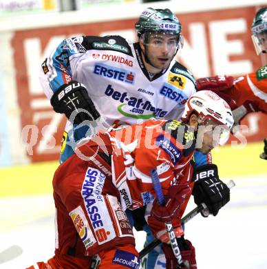 EBEL. Eishockey Bundesliga. KAC gegen EHC LIWEST Linz. Thomas Koch,  (KAC), Mike Ouellette (Linz). Klagenfurt, am 18.11.2011.
Foto: Kuess

---
pressefotos, pressefotografie, kuess, qs, qspictures, sport, bild, bilder, bilddatenbank