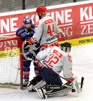 EBEL. Eishockey Bundesliga. EC Rekord Fenster VSV gegen HK Acroni Jesenice.  PEINTNER Markus (VSV), TAVZELJ Andrej, KROSELJ Gasper (Jesenice). Villach, am 18.11.2011.
Foto: Kuess 


---
pressefotos, pressefotografie, kuess, qs, qspictures, sport, bild, bilder, bilddatenbank