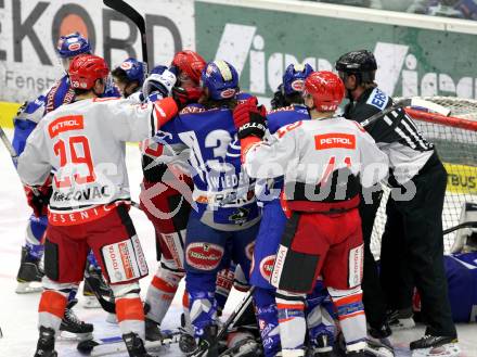 EBEL. Eishockey Bundesliga. EC Rekord Fenster VSV gegen HK Acroni Jesenice.  Rauferei. Villach, am 18.11.2011.
Foto: Kuess 


---
pressefotos, pressefotografie, kuess, qs, qspictures, sport, bild, bilder, bilddatenbank