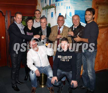 70. Geburtstag von Josef Thulller. Marco Reich, Dietmar Thuller, Gerti, Josef Thuller, Matthias Dollinger, Robert Kropiunik, Heimo Vorderegger, Wolfgang Thun-Hohenstein, Philipp Thuller. Klagenfurt, 18.11.2011.
Foto: Kuess
---
pressefotos, pressefotografie, kuess, qs, qspictures, sport, bild, bilder, bilddatenbank