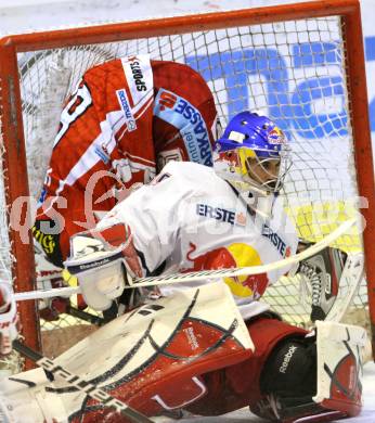 EBEL. Eishockey Bundesliga. KAC gegen EC RED BULL SALZBURG. HERBURGER Raphael (KAC), TORDJMAN Joshua (Salzburg). Klagenfurt, am 22.11.2011.
Foto: Kuess

---
pressefotos, pressefotografie, kuess, qs, qspictures, sport, bild, bilder, bilddatenbank