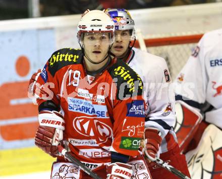 EBEL. Eishockey Bundesliga. KAC gegen EC RED BULL SALZBURG. GEIER Stephan (KAC), PALLESTRANG Alexander (Salzburg). Klagenfurt, am 22.11.2011.
Foto: Kuess

---
pressefotos, pressefotografie, kuess, qs, qspictures, sport, bild, bilder, bilddatenbank