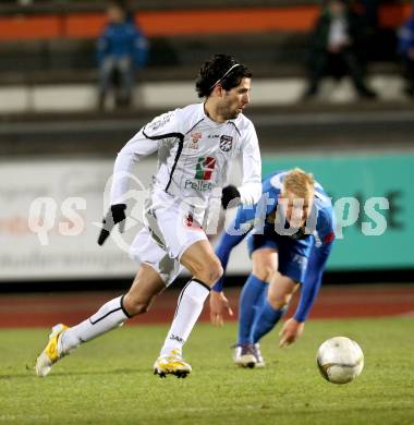 Fussball. Erste Liga. RZ Pellets WAC/St. Andrae gegen SV Groedig. Jacobo, (WAC), Thomas Hopfer  (Groedig). Wolfsberg, 25.11.2011. 
Foto: Kuess

---
pressefotos, pressefotografie, kuess, qs, qspictures, sport, bild, bilder, bilddatenbank