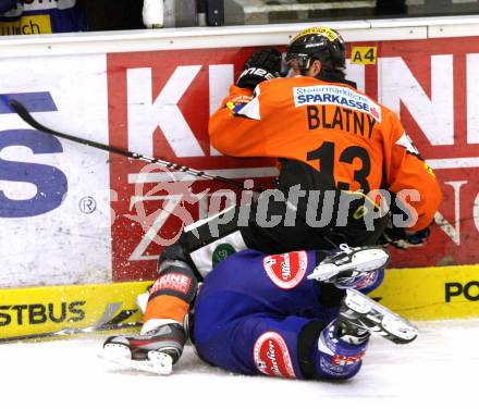 EBEL. Eishockey Bundesliga. EC Rekord Fenster VSV gegen Moser Medical Graz 99ers. WANVIG Kyle (VSV), BLATNY Zdenek (Graz). Villach, am 25.11.2011.
Foto: Kuess 


---
pressefotos, pressefotografie, kuess, qs, qspictures, sport, bild, bilder, bilddatenbank