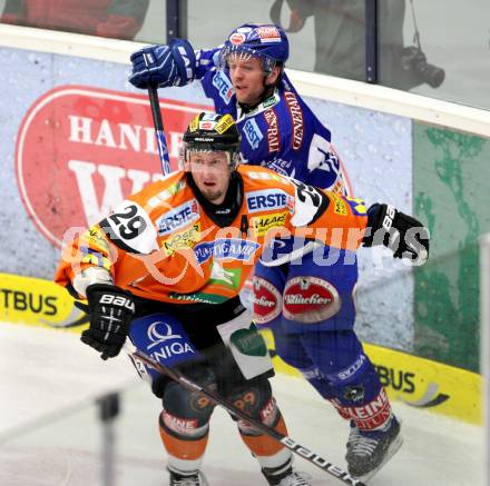 EBEL. Eishockey Bundesliga. EC Rekord Fenster VSV gegen Moser Medical Graz 99ers. KASPITZ Roland (VSV), KLIMBACHER Sven (Graz). Villach, am 25.11.2011.
Foto: Kuess 


---
pressefotos, pressefotografie, kuess, qs, qspictures, sport, bild, bilder, bilddatenbank