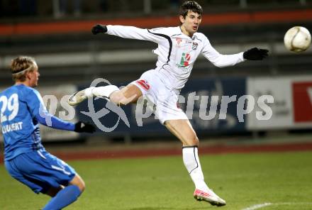 Fussball. Erste Liga. RZ Pellets WAC/St. Andrae gegen SV Groedig. Mihret Topcagic, (WAC),  Lukas Schubert (Groedig). Wolfsberg, 25.11.2011. 
Foto: Kuess

---
pressefotos, pressefotografie, kuess, qs, qspictures, sport, bild, bilder, bilddatenbank