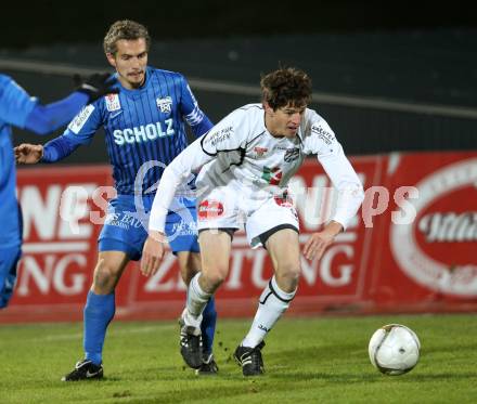 Fussball. Erste Liga. RZ Pellets WAC/St. Andrae gegen SV Groedig. Christian Falk,  (WAC), Peter Riedl (Groedig). Wolfsberg, 25.11.2011. 
Foto: Kuess

---
pressefotos, pressefotografie, kuess, qs, qspictures, sport, bild, bilder, bilddatenbank