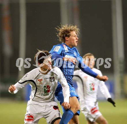 Fussball. Erste Liga. RZ Pellets WAC/St. Andrae gegen SV Groedig. Christian Falk, (WAC), Sebastian Siller (Groedig). Wolfsberg, 25.11.2011. 
Foto: Kuess

---
pressefotos, pressefotografie, kuess, qs, qspictures, sport, bild, bilder, bilddatenbank