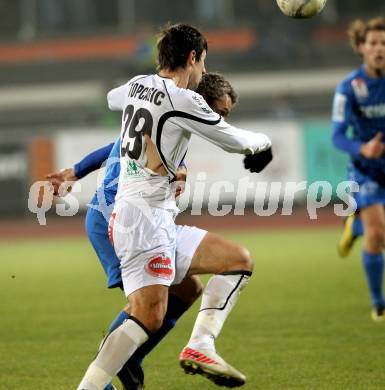 Fussball. Erste Liga. RZ Pellets WAC/St. Andrae gegen SV Groedig. Mihret Topcagic, (WAC), Peter Riedl (Groedig). Wolfsberg, 25.11.2011. 
Foto: Kuess

---
pressefotos, pressefotografie, kuess, qs, qspictures, sport, bild, bilder, bilddatenbank