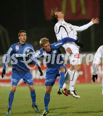 Fussball. Erste Liga. RZ Pellets WAC/St. Andrae gegen SV Groedig. Dario Baldauf, (WAC), Thomas Salamon  (Groedig). Wolfsberg, 25.11.2011. 
Foto: Kuess

---
pressefotos, pressefotografie, kuess, qs, qspictures, sport, bild, bilder, bilddatenbank