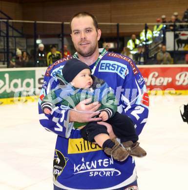 EBEL. Eishockey Bundesliga. EC Rekord Fenster VSV gegen HK Jesenice.  Spieler des Abends Kevin Mitchell mit Sohn (VSV). Villach, am 27.11.2011.
Foto: Kuess 


---
pressefotos, pressefotografie, kuess, qs, qspictures, sport, bild, bilder, bilddatenbank