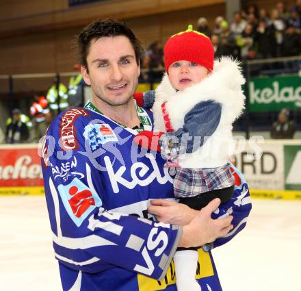 EBEL. Eishockey Bundesliga. EC Rekord Fenster VSV gegen HK Jesenice.  Kyle Wanvig mit Tochter (VSV). Villach, am 27.11.2011.
Foto: Kuess 


---
pressefotos, pressefotografie, kuess, qs, qspictures, sport, bild, bilder, bilddatenbank