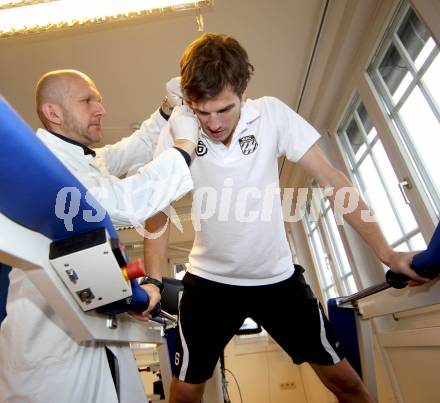 Fussball. WAC/St. Andrae. Institut fÃ¼r Sportmedizin. Walter Reichel, Christian Falk. Klagenfurt, 1.12.2011.
Foto: kuess
---
pressefotos, pressefotografie, kuess, qs, qspictures, sport, bild, bilder, bilddatenbank