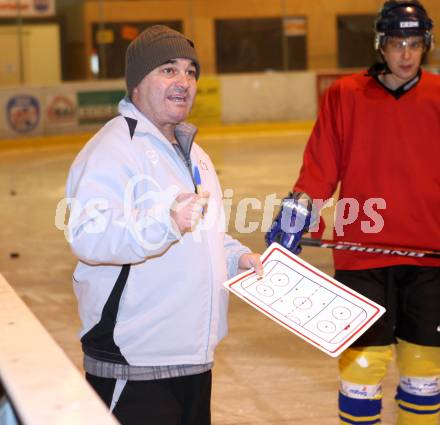 Eishockey.  Unterliga Mitte. Highlander Pitchers. Trainer Horst Dolinar. Villach, 27.11.2011.
Foto: Kuess
---
pressefotos, pressefotografie, kuess, qs, qspictures, sport, bild, bilder, bilddatenbank