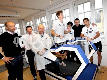 Fussball. WAC/St. Andrae. Institut fÃ¼r Sportmedizin. Slobodan Grubor, Karl Schnabl, Walter Reichel, Christian Falk, Jacobo, Nenad Bjelica, Gernot Messner. Klagenfurt, 1.12.2011.
Foto: kuess
---
pressefotos, pressefotografie, kuess, qs, qspictures, sport, bild, bilder, bilddatenbank