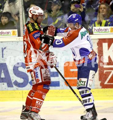 EBEL. Eishockey Bundesliga. KAC gegen KHL Medvescak Zagreb. Mike Siklenka, (KAC), Tomislav Zanoski (Zagreb). Klagenfurt, am 2.12.2011.
Foto: Kuess

---
pressefotos, pressefotografie, kuess, qs, qspictures, sport, bild, bilder, bilddatenbank