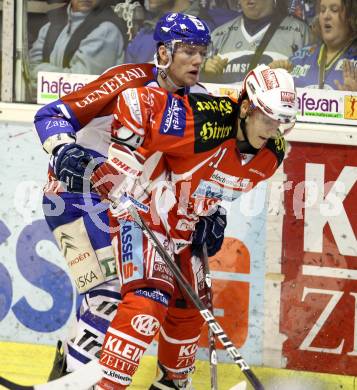 EBEL. Eishockey Bundesliga. KAC gegen KHL Medvescak Zagreb. Manuel Geier,  (KAC), Adam Naglich (Zagreb). Klagenfurt, am 2.12.2011.
Foto: Kuess

---
pressefotos, pressefotografie, kuess, qs, qspictures, sport, bild, bilder, bilddatenbank