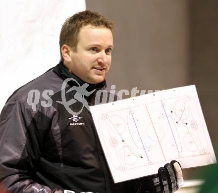 Eishockey. Kaerntner Liga Mitte. ESC Steindorf. Trainer Walter Grud. Steindorf, 30.11.2011.
Foto: Kuess
---
pressefotos, pressefotografie, kuess, qs, qspictures, sport, bild, bilder, bilddatenbank