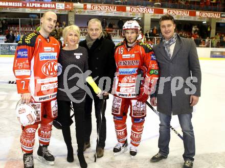 EBEL. Eishockey Bundesliga. KAC gegen KHL Medvescak Zagreb. Herbert Ratz, Heather Mills, Thomas Koch (KAC). Klagenfurt, am 2.12.2011.
Foto: Kuess

---
pressefotos, pressefotografie, kuess, qs, qspictures, sport, bild, bilder, bilddatenbank
