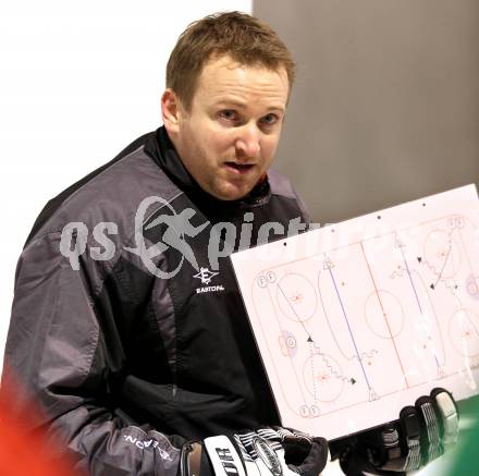 Eishockey. Kaerntner Liga Mitte. ESC Steindorf. Trainer Walter Grud. Steindorf, 30.11.2011.
Foto: Kuess
---
pressefotos, pressefotografie, kuess, qs, qspictures, sport, bild, bilder, bilddatenbank