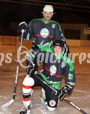 Eishockey Kaerntner Liga Mitte. DSG Ledenitzen. Vater und Sohn. Bruno und Sandro Rabitsch. Velden, am 1.12.2011.
Foto: Kuess
---
pressefotos, pressefotografie, kuess, qs, qspictures, sport, bild, bilder, bilddatenbank