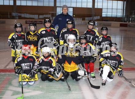 Eishockey. Nachwuchsmeisterschaft. EC Spittal U9. Trainer Erich Hassler, Joshua Ogertschnig, Roland Ponechal, Peter Ladstaetter, Kevin Simonis, Vanessas Simonis, Luis Lorenz Zauchner, Pascal Trampitsch, Felino Schellander, Mika Tscharre, Christopher Altersberger, Kevin Ponechal. Spittal, am 2.12 2011.
Foto: Kuess    
---
pressefotos, pressefotografie, kuess, qs, qspictures, sport, bild, bilder, bilddatenbank