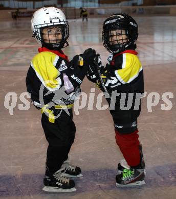 Eishockey. Nachwuchsmeisterschaft. EC Spittal U9.  Mika Tscharre,  Kevin Ponechal. Spittal, am 2.12 2011.
Foto: Kuess  
---
pressefotos, pressefotografie, kuess, qs, qspictures, sport, bild, bilder, bilddatenbank