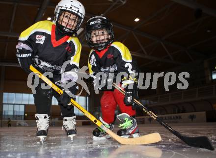 Eishockey. Nachwuchsmeisterschaft. EC Spittal U9.  Mika Tscharre,  Kevin Ponechal. Spittal, am 2.12 2011.
Foto: Kuess  
---
pressefotos, pressefotografie, kuess, qs, qspictures, sport, bild, bilder, bilddatenbank