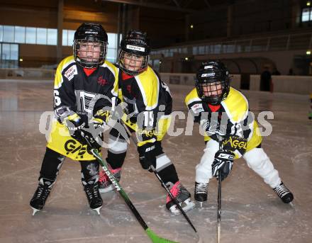 Eishockey. Nachwuchsmeisterschaft. EC Spittal U9. Luis Lorenz Zauchner, Vanessa Simonis, Pascal Trampitsch. Spittal, am 2.12 2011.
Foto: Kuess    
---
pressefotos, pressefotografie, kuess, qs, qspictures, sport, bild, bilder, bilddatenbank