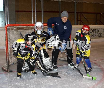 Eishockey. Nachwuchsmeisterschaft. EC Spittal U9. Trainer Erich Hassler, Joshua Ogertschnig, Landstaetter Peter, Felino Schellander. Spittal, am 2.12 2011.
Foto: Kuess    
---
pressefotos, pressefotografie, kuess, qs, qspictures, sport, bild, bilder, bilddatenbank