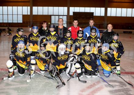 Eishockey. Nachwuchsmeisterschaft. EC Spittal U11,U13. Hinten v.l.: Karin Leisinger, Rudi Brunner, Lenar Gelfanov, Thomas Mueller, Stany Ponechal; mitte vl.: Kevin Simonis, Marco Brandstaetter, Per Silvio Kronawetter, Lorenz Lindner, Lucas Tahler, Vanessa Simonis, Roland Ponechal; vorne vl.l: Hoffelner Florian, Tim Thaler, Lukas Brandstaetter, Luis Lindner, Felipe Liesinger. Spittal, am 2.12 2011.
Foto: Kuess    
---
pressefotos, pressefotografie, kuess, qs, qspictures, sport, bild, bilder, bilddatenbank