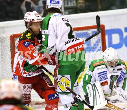 EBEL. Eishockey Bundesliga. KAC gegen HDD TILIA Olimpija Ljubljana. KOCH Thomas (KAC), COLE Brad (Laibach). Klagenfurt, am 6.12.2011.
Foto: Kuess

---
pressefotos, pressefotografie, kuess, qs, qspictures, sport, bild, bilder, bilddatenbank