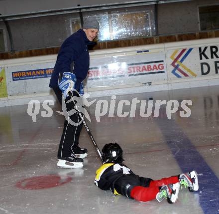 Eishockey. Nachwuchsmeisterschaft. EC Spittal U9. Trainer Erich Hassler, Joshua Ogertschnig, Kevin Ponechal. Spittal, am 2.12 2011.
Foto: Kuess    
---
pressefotos, pressefotografie, kuess, qs, qspictures, sport, bild, bilder, bilddatenbank