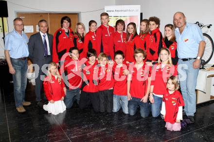 Triathlon. Schwimmen, Radfahren, Laufen. Saisonabschlussfeier HSV Triathlon. Sportdirektor Hannes Buerger, Praesident Christian Obereder, Hannes Anton mit den Nachwuchssportlern des HSV. Klagenfurt, am 7.12.2011.
Foto: Kuess
---
pressefotos, pressefotografie, kuess, qs, qspictures, sport, bild, bilder, bilddatenbank