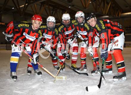 Eishockey Unterliga Ost. Markus Brenkusch, Patrick Goegelburger, Spielertrainer Gerfried Hoelbling, Mike Hoelbling, Alexander Winter (EHC Micheldorf). Klagenfurt, am 7.12.2011.
Foto: Kuess
---
pressefotos, pressefotografie, kuess, qs, qspictures, sport, bild, bilder, bilddatenbank