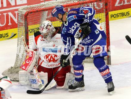 EBEL. Eishockey Bundesliga. EC Rekord Fenster VSV gegen KAC. CRAIG Michael (VSV), CHIODO Andy (KAC). Villach, am 9.12.2011.
Foto: Kuess 


---
pressefotos, pressefotografie, kuess, qs, qspictures, sport, bild, bilder, bilddatenbank