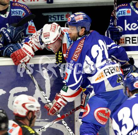 EBEL. Eishockey Bundesliga. EC Rekord Fenster VSV gegen KAC. Greg Kuznik, (VSV), Gregor Hager  (KAC). Villach, am 9.12.2011.
Foto: Kuess 


---
pressefotos, pressefotografie, kuess, qs, qspictures, sport, bild, bilder, bilddatenbank