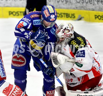 EBEL. Eishockey Bundesliga. EC Rekord Fenster VSV gegen KAC. Roland Kaspitz,  (VSV), Andy Chiodo (KAC). Villach, am 9.12.2011.
Foto: Kuess 


---
pressefotos, pressefotografie, kuess, qs, qspictures, sport, bild, bilder, bilddatenbank