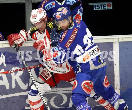 EBEL. Eishockey Bundesliga. EC Rekord Fenster VSV gegen KAC.  Greg Kuznik, (VSV), Gregor Hager  (KAC). Villach, am 9.12.2011.
Foto: Kuess 


---
pressefotos, pressefotografie, kuess, qs, qspictures, sport, bild, bilder, bilddatenbank