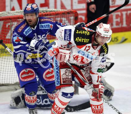 EBEL. Eishockey Bundesliga. EC Rekord Fenster VSV gegen KAC. Gerhard Unterluggauer,  (VSV), Gregor Hager (KAC). Villach, am 9.12.2011.
Foto: Kuess 


---
pressefotos, pressefotografie, kuess, qs, qspictures, sport, bild, bilder, bilddatenbank