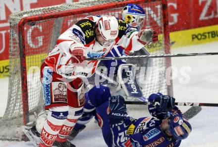 EBEL. Eishockey Bundesliga. EC Rekord Fenster VSV gegen KAC. Craig Weller, (VSV),  Gregor Hager (KAC). Villach, am 9.12.2011.
Foto: Kuess 


---
pressefotos, pressefotografie, kuess, qs, qspictures, sport, bild, bilder, bilddatenbank