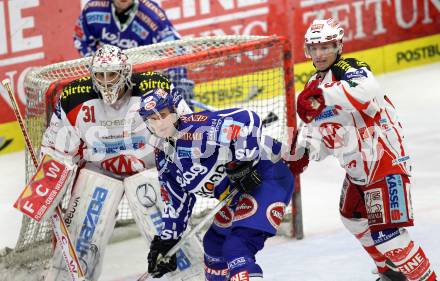 EBEL. Eishockey Bundesliga. EC Rekord Fenster VSV gegen KAC. Mike Craig,  (VSV), Andy Chiodo, Kirk Furey (KAC). Villach, am 9.12.2011.
Foto: Kuess 


---
pressefotos, pressefotografie, kuess, qs, qspictures, sport, bild, bilder, bilddatenbank