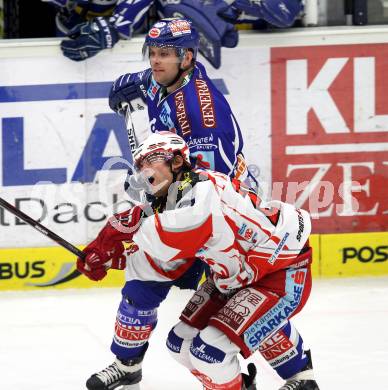 EBEL. Eishockey Bundesliga. EC Rekord Fenster VSV gegen KAC. Kevin Mitchell,  (VSV), John Lammers (KAC). Villach, am 9.12.2011.
Foto: Kuess 


---
pressefotos, pressefotografie, kuess, qs, qspictures, sport, bild, bilder, bilddatenbank
