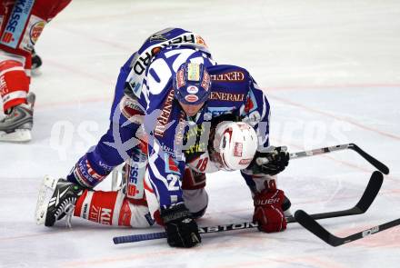 EBEL. Eishockey Bundesliga. EC Rekord Fenster VSV gegen KAC. Mike Craig,  (VSV), Thomas Koch (KAC). Villach, am 9.12.2011.
Foto: Kuess 


---
pressefotos, pressefotografie, kuess, qs, qspictures, sport, bild, bilder, bilddatenbank