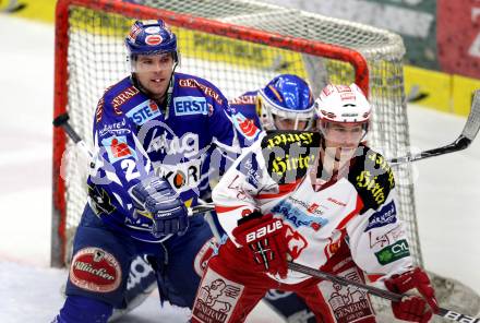 EBEL. Eishockey Bundesliga. EC Rekord Fenster VSV gegen KAC. Kevin MItchell, (VSV),   John Lammers (KAC). Villach, am 9.12.2011.
Foto: Kuess 


---
pressefotos, pressefotografie, kuess, qs, qspictures, sport, bild, bilder, bilddatenbank