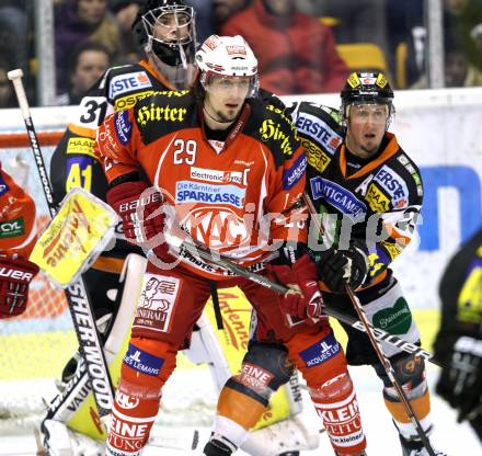 EBEL. Eishockey Bundesliga. KAC gegen Moser Medical Graz 99ers. Christoph Brandner, (KAC), Sven Klimbacher (Graz). Klagenfurt, am 11.12.2011.
Foto: Kuess

---
pressefotos, pressefotografie, kuess, qs, qspictures, sport, bild, bilder, bilddatenbank